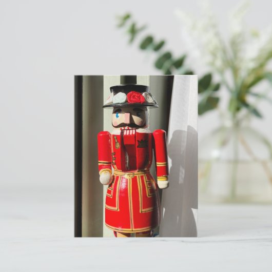 Voedingskraker die door het venster wordt geplaats briefkaart (Staand voorkant)