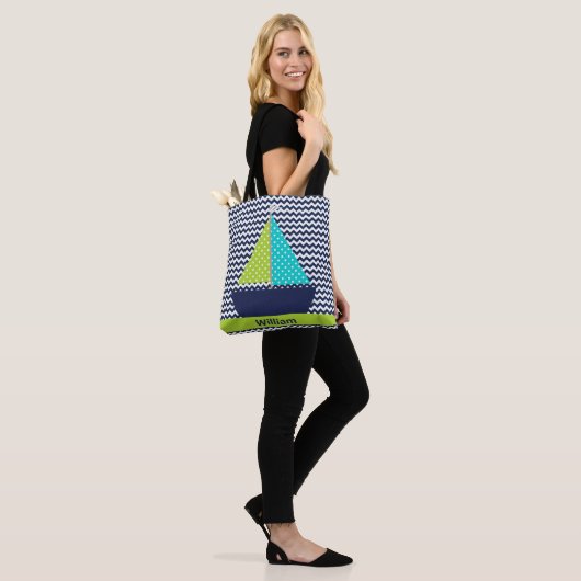 Voeg de naam Chevron Stripe toe met de zeilboot Tote Bag (Op model)