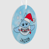 Voeg de naam van je zoon toe aan deze Baby Shark C Ornament (voorkant)
