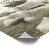 Voeg een offerte rock cairn in stream natuur poster (Hoek)