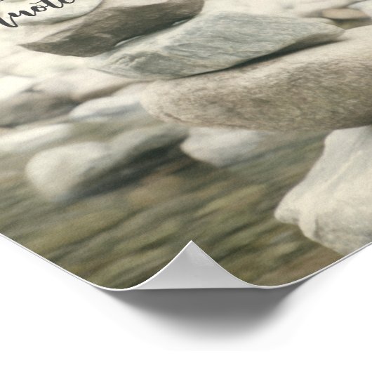 Voeg een offerte rock cairn in stream natuur poster (Hoek)