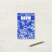 Voeg elke naam, naamcollage toe in blauw en wit post-it® notes (Op bureau)