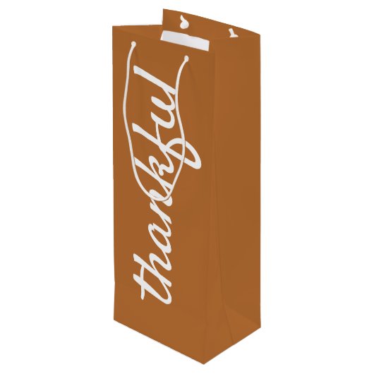 Voeg je aangepaste teksthandje met de letters Than Wijn Cadeautas (Achterkant Gekanteld)