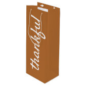 Voeg je aangepaste teksthandje met de letters Than Wijn Cadeautas (Voorkant Gekanteld)