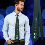 Voeg je DJ naam outfit deejay Stropdas<br><div class="desc">Prachtige aangepaste stropdas met het woord "DJ" en een aanpasbare naamtekst in een zacht blauwgroen blauw tintje op een verloopachtergrond van zwart. Unieke maar mooie outfit voor DJ’s/DJanes. De tekst is aanpasbaar.</div>