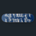 Voeg je eigen aangepaste naam aan de eigen blauwe  persoonlijk skateboard<br><div class="desc">Voeg uw eigen Aangepaste Skateboard van de Naam van de Douane toe - eigenschappen uw gepersonaliseerde naam in moderne zilveren typografie op een eenvoudige blauwe achtergrond. Personaliseer door de tekst in het verstrekte tekstvakje uit te geven. Geef een aangepast geschenk, een gepersonaliseerd skateboard aan je favoriete skateboarder voor Kerstmis, verjaardag...</div>