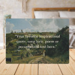Voeg je eigen offerte toe CottageCore  Fotoplaat<br><div class="desc">Creëer uw eigen quote plaque in een cottagecore esthetische stijl. Voeg eenvoudig uw favoriete inspirerend citaat,  gedicht of aangepaste tekst toe over een  landschapsschilderij.</div>