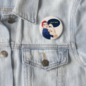 Voeg je eigen tekst toe aan rosie riveter ronde button 5,7 cm (In situ)