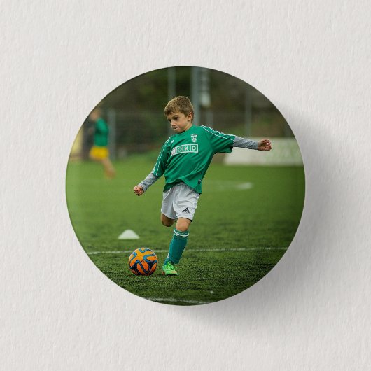 Voeg je kind foto spelen voetbal ronde button 3,2 cm (Voorkant)