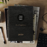 Voeg je logo elegant zwart leer 2025 toe planner<br><div class="desc">Stijlvolle luxe uitziende aangepaste logo gepersonaliseerde kantoor of school werk business of persoonlijke planner. kantoor               Geschikt voor kleine bedrijven,  thuiswerksters,  zakelijke of onafhankelijke zakelijke professionals,  school,  personal branding,  portfolio's of stylisten,  leidinggevenden,  docenten,  studenten.</div>