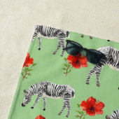 Voeg je Monogram toe | Zebras tussen Hibiscus Flow Strandlaken (In situ)