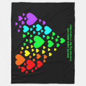 Voeg Jouw tekst toe, regenbooghart op zwart Fleece Deken (Voorkant)