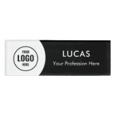 Voeg Logo eenvoudige elegante zwarte magneettitel  Naambadge (Voorkant)