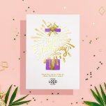 Voeg Logo Paarse Gift Fireworks Birthday toe Folie Uitnodiging<br><div class="desc">Pas deze nieuwe leuke moderne, eenvoudige bedrijfsvriendelijke Happy Birthday Flat Card aan. Stijlvol, schoon ontwerp met echt gouden folievuurwerk met handschrift Happy Birthday-tekst uit een geopend paars cadeauvakje voor waterverf met gouden boog. Deze boog is een platte kleurenafdruk en is geen echte gouden folie zoals de andere gouden elementen. Vervang...</div>