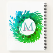 Voeg monogram roze groene kerstkrans toe notitieboek (Achterkant)