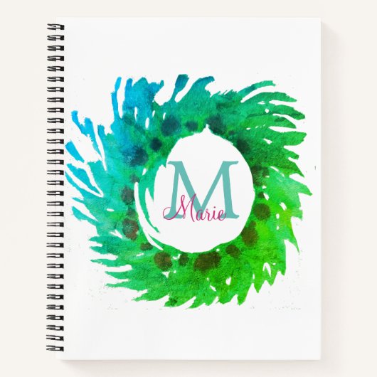 Voeg monogram roze groene kerstkrans toe notitieboek (Voorkant)
