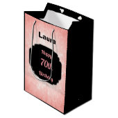 Voeg naam 70e verjaardag toe medium cadeauzakje (Voorkant Gekanteld)