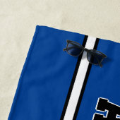 Voeg Naam, Blauw & Witte Nautical Stripes op Blauw Strandlaken (In situ)