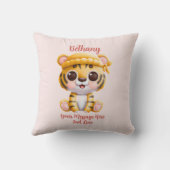 Voeg Naam Tekst Toe, Baby Tijger met Hoed op Roze Kussen (Achterkant)