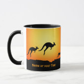 Voeg naam toe, Kangoeroes bij Sunset Dusk Goud op  Mok (Links)