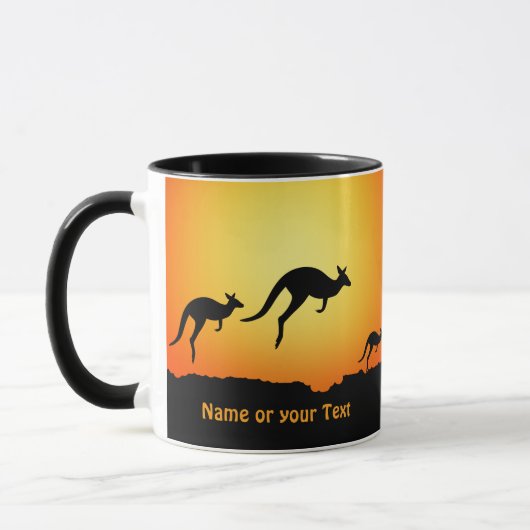 Voeg naam toe, Kangoeroes bij Sunset Dusk Goud op  Mok (Links)