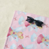 Voeg Naam toe, Roze Zuiver met Wand & Blauwe Wings Strandlaken (In situ)