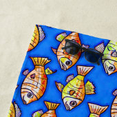 Voeg naamtekst toe, Abstracte gouden vis in blauw  Strandlaken (In situ)