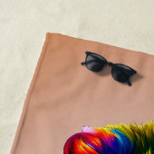 Voeg naamtekst toe, kleurrijke vlek op bruin strandlaken (In situ)