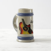 Voeg u tekst toe met een bruine akoestische gitaar bierpul (Voorkant links)