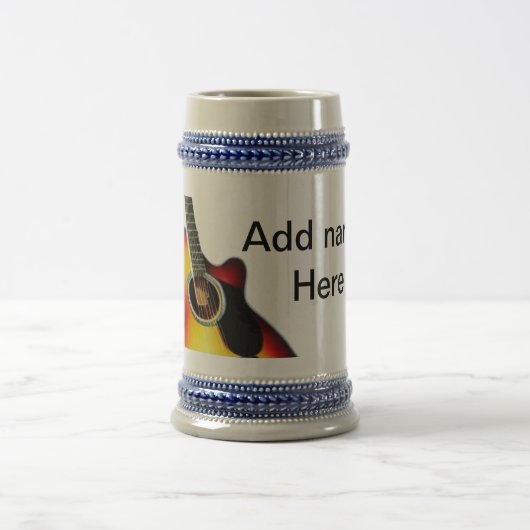 Voeg u tekst toe met een bruine akoestische gitaar bierpul (Center)