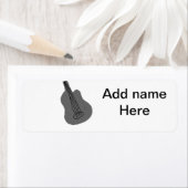 Voeg u tekst toe met een bruine akoestische gitaar etiket (Insitu)