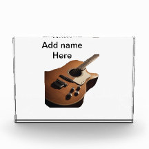 Voeg u tekst toe met een bruine akoestische gitaar