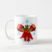 Voeg uw datum toe met het zachte kerstrode lint koffiemok (Links)