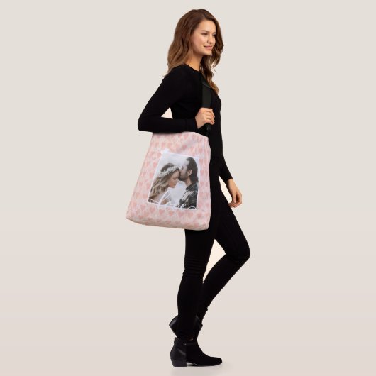 Voeg uw eigen aangepaste fotoliefdesharten toe aan crossbody tas (Op model)