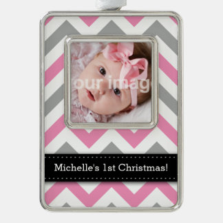 Voeg uw foto + Naam toe - Roze en Gray Chevron Verzilverd Omlijst Ornament