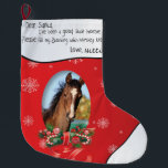 VOEG UW HORSE Foto en naam Beste Kerstman toe Grote Kerstsok<br><div class="desc">Een gradiëntrode achtergrond met sneeuwvlokken en een ovaal lijst voor de foto van je paard, met een snoepband aan de onderkant - Deze kerstvoorraad heeft een bericht geschreven in kinderachtige hand: Beste Kerstman, ik ben een goed paard geweest. Vul alsjeblieft mijn voorraad met horsey behandelingen. Liefde (en je tekent de...</div>