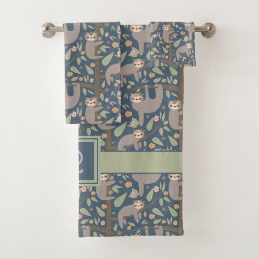 Voeg uw Initiaal toe | Cute Floral Sloth Pattern Bad Handdoek (Insitu)