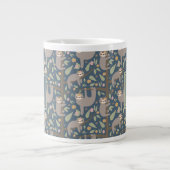 Voeg uw Initiaal toe | Cute Floral Sloth Pattern Grote Koffiekop (Voorkant)