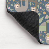 Voeg uw Initiaal toe | Cute Floral Sloth Pattern Muismat (Hoek)
