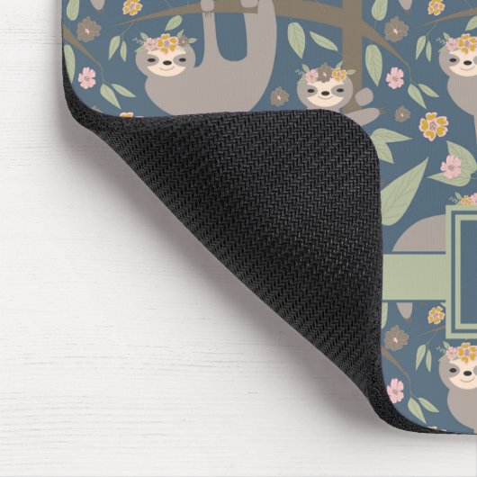 Voeg uw Initiaal toe | Cute Floral Sloth Pattern Muismat (Hoek)
