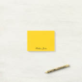 Voeg uw naam toe aan aangepaste kanariegele notiti post-it® notes (Op bureau)