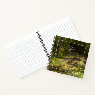 Voeg uw tekst toe Verlaten spoorlijn in een bos Notitieboek