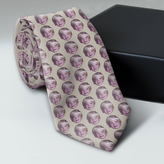 Voeg uw zwevende hoofd foto - klein patroon beige stropdas