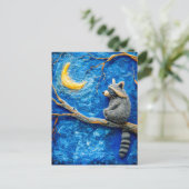 Voelde wasbeer op een tak onder volle maan briefkaart (Staand voorkant)