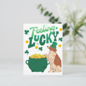 Voeling met een hond en een pot goud St. Patrick Feestdagenkaart (Staand voorkant)