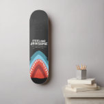 Voeling met Jawsome Shark Funny Summer Puns Beach Persoonlijk Skateboard<br><div class="desc">Haal deze FEELING JAWSOME FUNNY SHARK SURFBOARD SUMMER BEACH VACATION grafische print,  het is een perfecte aanvulling op je zomerwardrobe en het is voor surfers,  watersportliefhebbers of strandliefhebbers die graag naar het strand gaan en golven met een surfboard.</div>