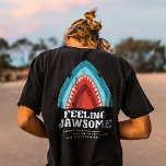 Voeling met Jawsome Shark Funny Summer Puns Black T-shirt<br><div class="desc">Haal deze FEELING JAWSOME FUNNY SHARK SURFBOARD SUMMER BEACH VACATION grafische print,  het is een perfecte aanvulling op je zomerwardrobe en het is voor surfers,  watersportliefhebbers of strandliefhebbers die graag naar het strand gaan en golven met een surfboard.</div>