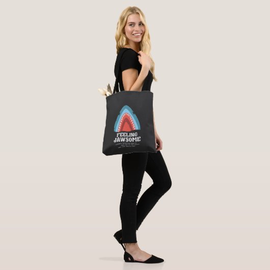Voeling met Jawsome Shark Funny Summer Puns Tote Bag (Op model)