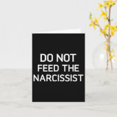 Voer de narcist niet, Grappig, Grappen, Sarcastisc Kaart (Gele Bloem)