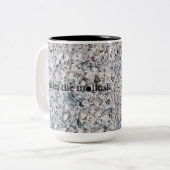 Voer de weekdieren in tweekleurige koffiemok (Voorkant links)